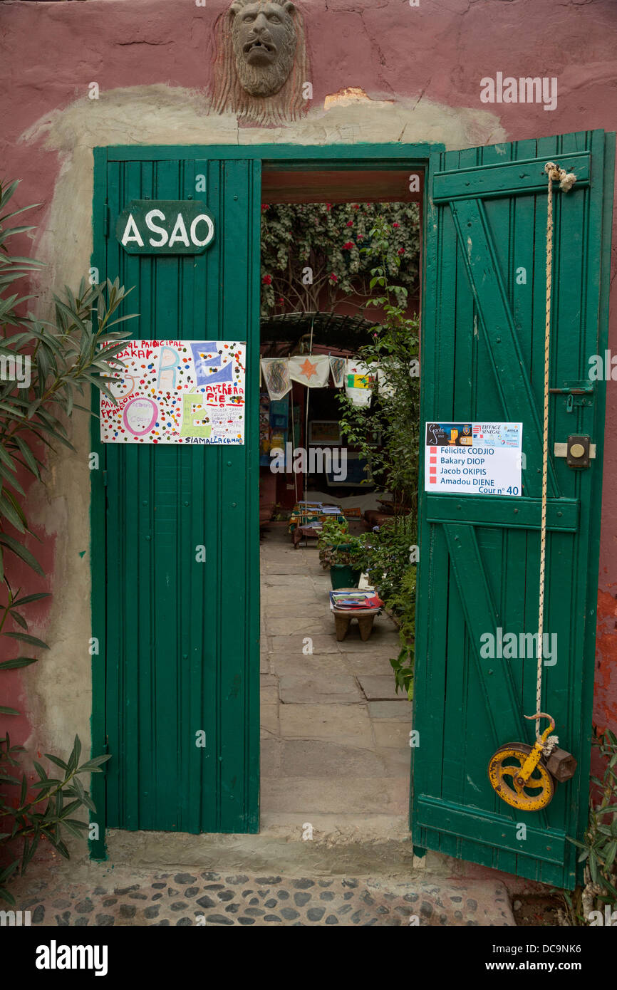 Plakate verkünden die Namen der ausstellenden Künstler in jedem Hof, Goree Island, Senegal. Stockfoto
