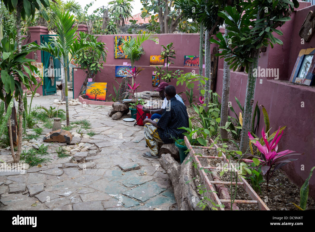 Kunst auf dem Display in einem Innenhof, Goree Island, Senegal Stockfoto