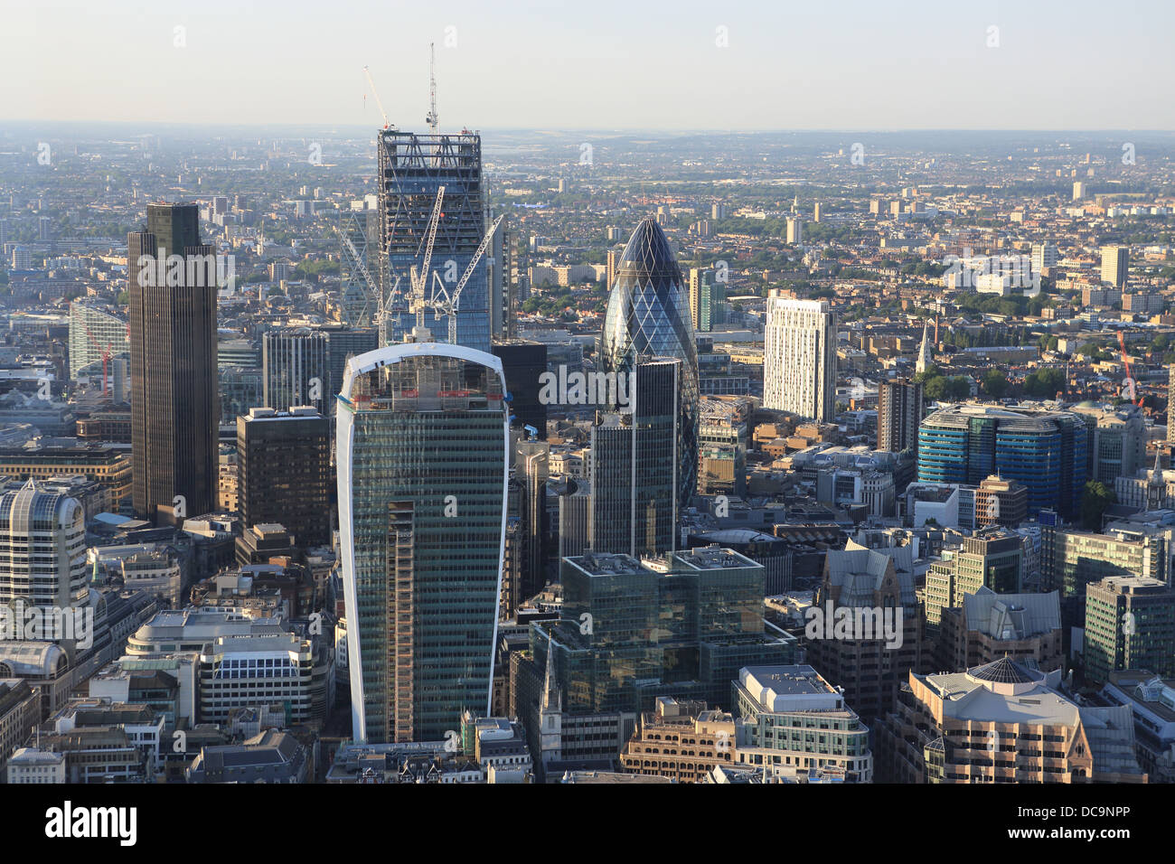 Blick von der Scherbe, die Gurke und den Bau der neuen Wolkenkratzer und Gebäude in der City of London, England, UK Stockfoto