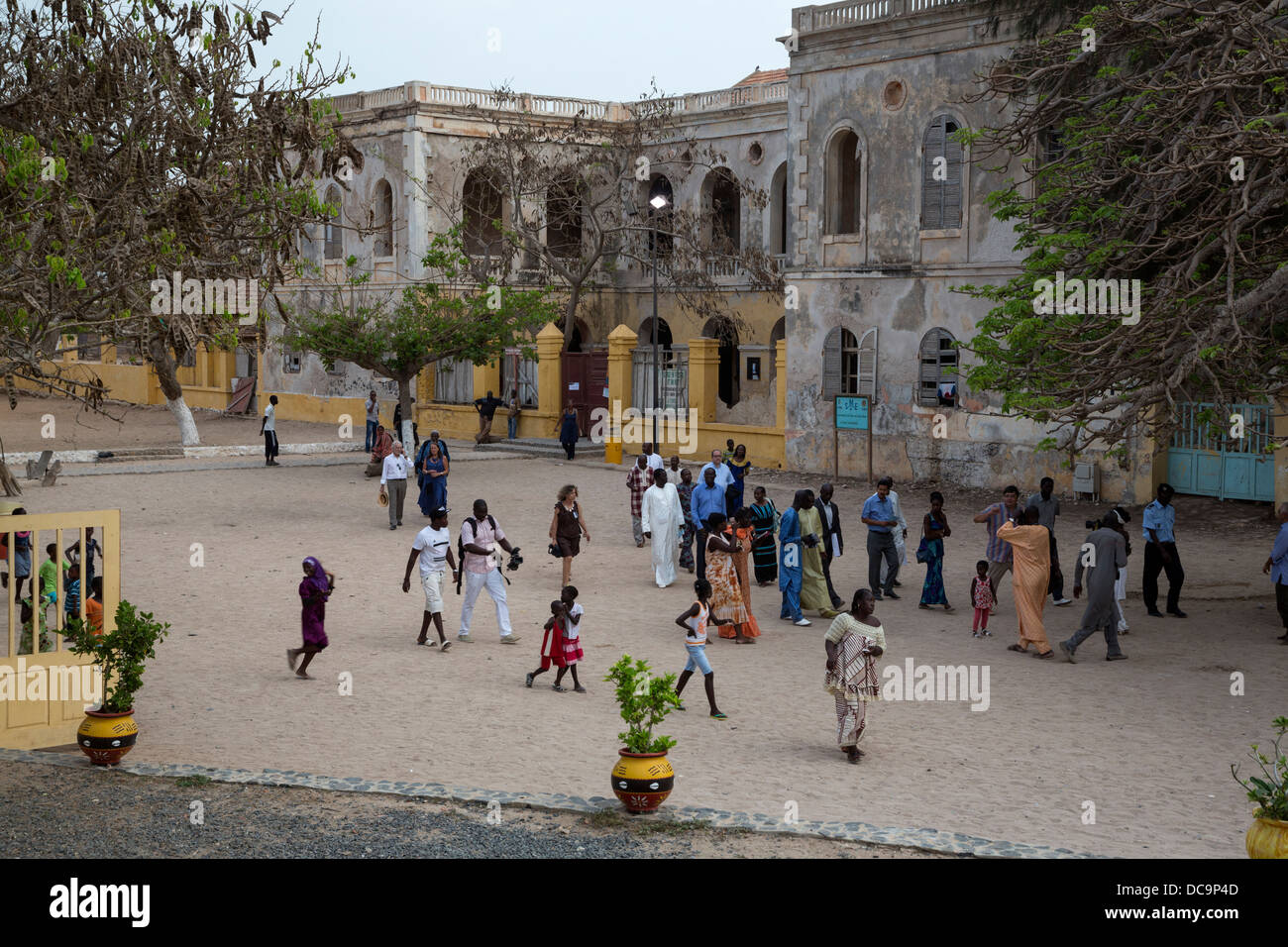 Besucher beim alle zwei Jahre stattfindende Arts Festival gehen vorbei an der verlassenen Residenz des französischen kolonialen Gouverneur, Goree Island, Senegal. Stockfoto