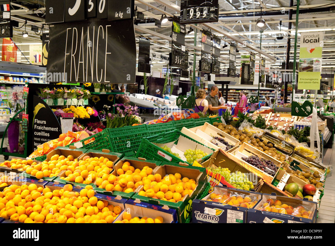 Obst und Gemüse für den Verkauf in einem französischen Supermarkt, Frankreich Europa Stockfoto