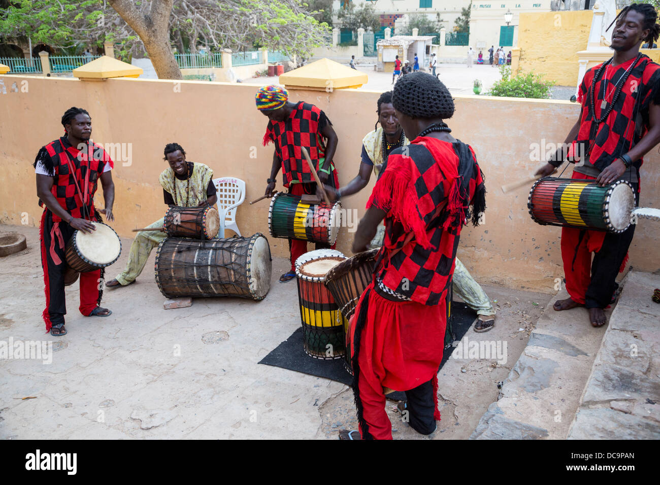 Trommler Besucher zur Eröffnungsfeier des alle zwei Jahre stattfindenden Kunstfestivals (Regards Sur Cours), Goree Island, Senegal. Stockfoto