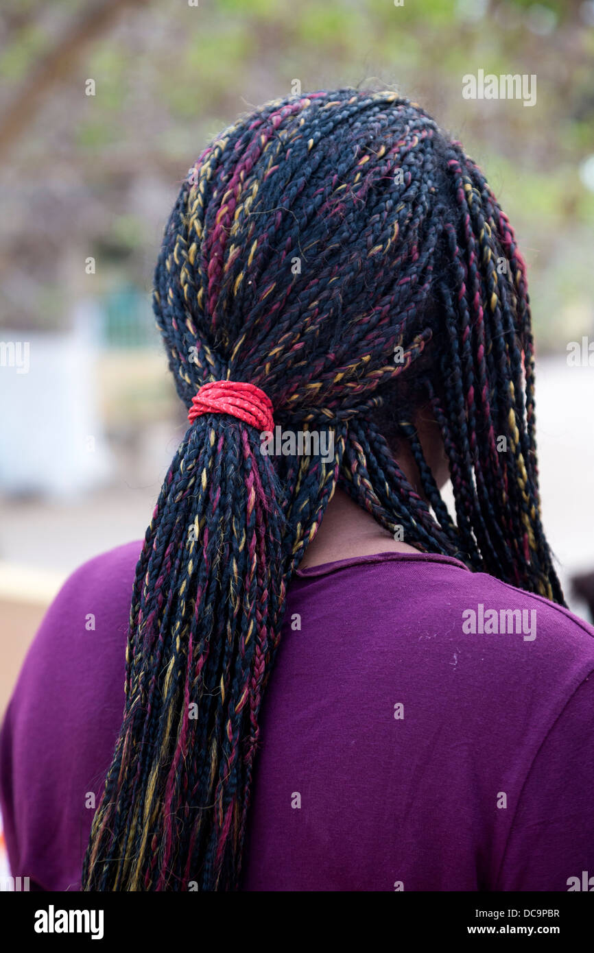 Senegalesische Frau mit Haarverlängerungen, Goree Island, Senegal. Stockfoto