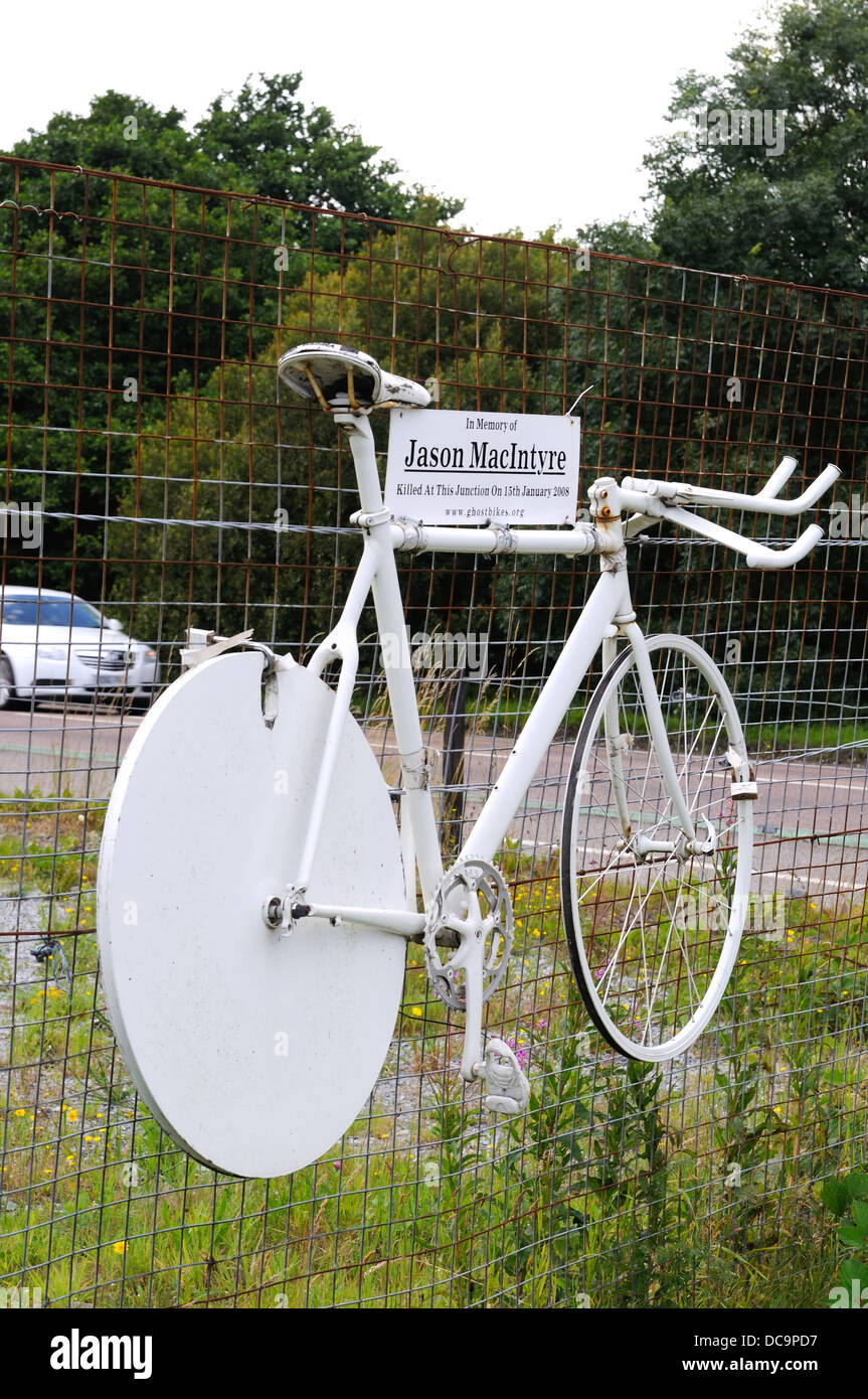 Ein weißes Fahrrad Denkmal gewidmet der Fahrer getötet auf der angrenzenden Straße. Stockfoto