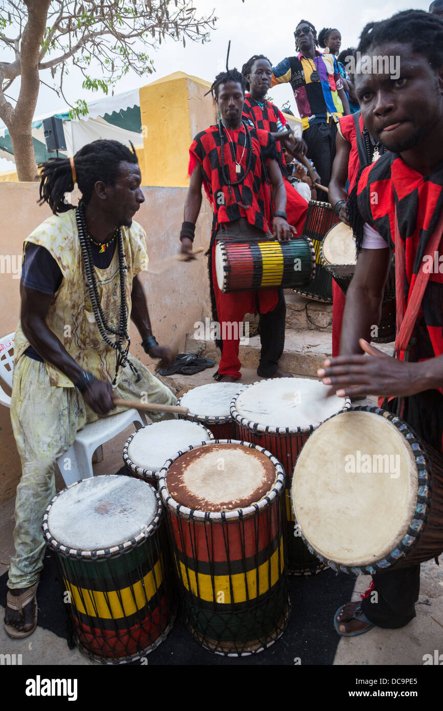 Trommler Besucher zur Eröffnungsfeier des alle zwei Jahre stattfindenden Kunstfestivals (Regards Sur Cours), Goree Island, Senegal. Stockfoto