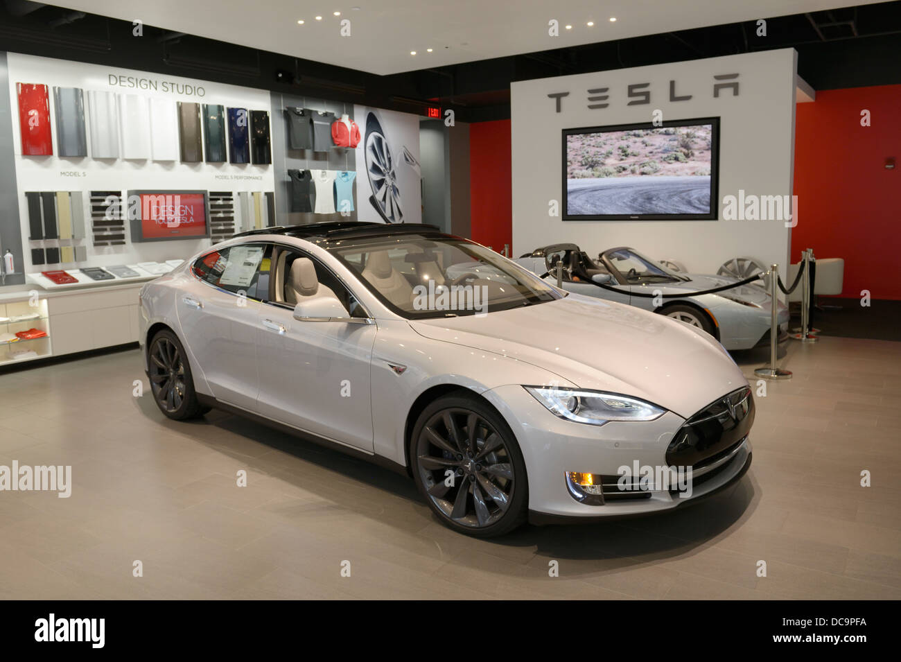 Tesla Elektroauto Händler (Ladengeschäft) in einem Einkaufszentrum, NJ, USA mit Model S Limousine Stockfoto