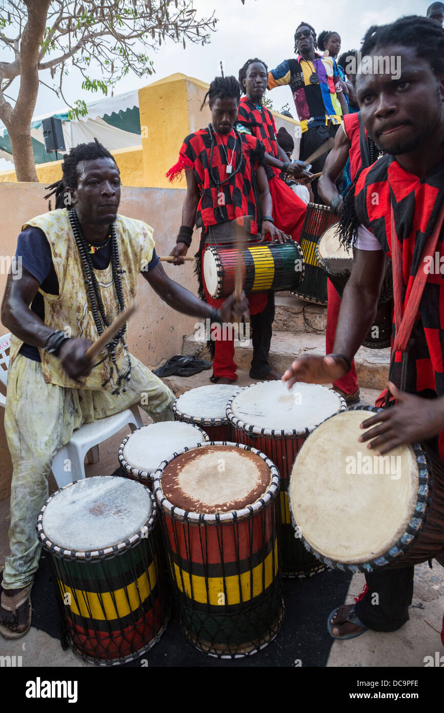 Trommler Besucher zur Eröffnungsfeier des alle zwei Jahre stattfindenden Kunstfestivals (Regards Sur Cours), Goree Island, Senegal. Stockfoto