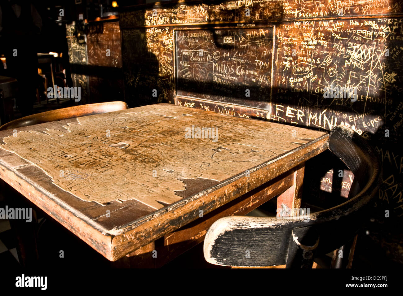 Antiker Tisch mit Inschriften in Dorrego Cafe in San Telmo Viertel, Buenos Aires, Argentinien. Stockfoto