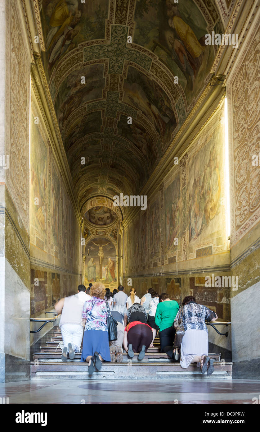 Pilger, Klettern die Scala Sancta, Heilige Schritte oder Heilige Treppe, auf den Knien, Rom, Italien Stockfoto