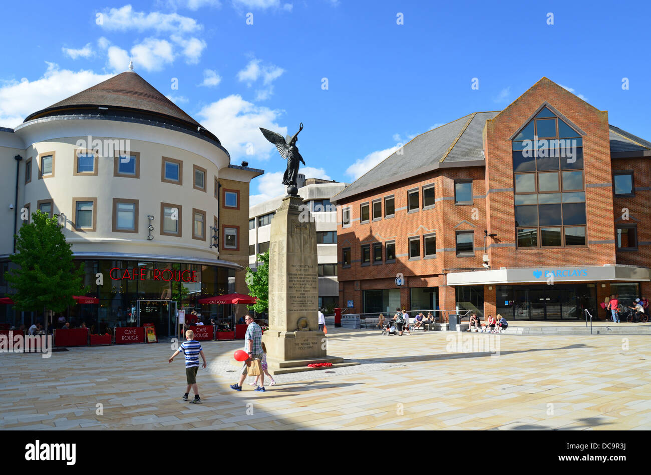 Café Rouge Restaurant und Krieg-Denkmal, Woking Altstädter Ring, Woking, Surrey, England, Vereinigtes Königreich Stockfoto