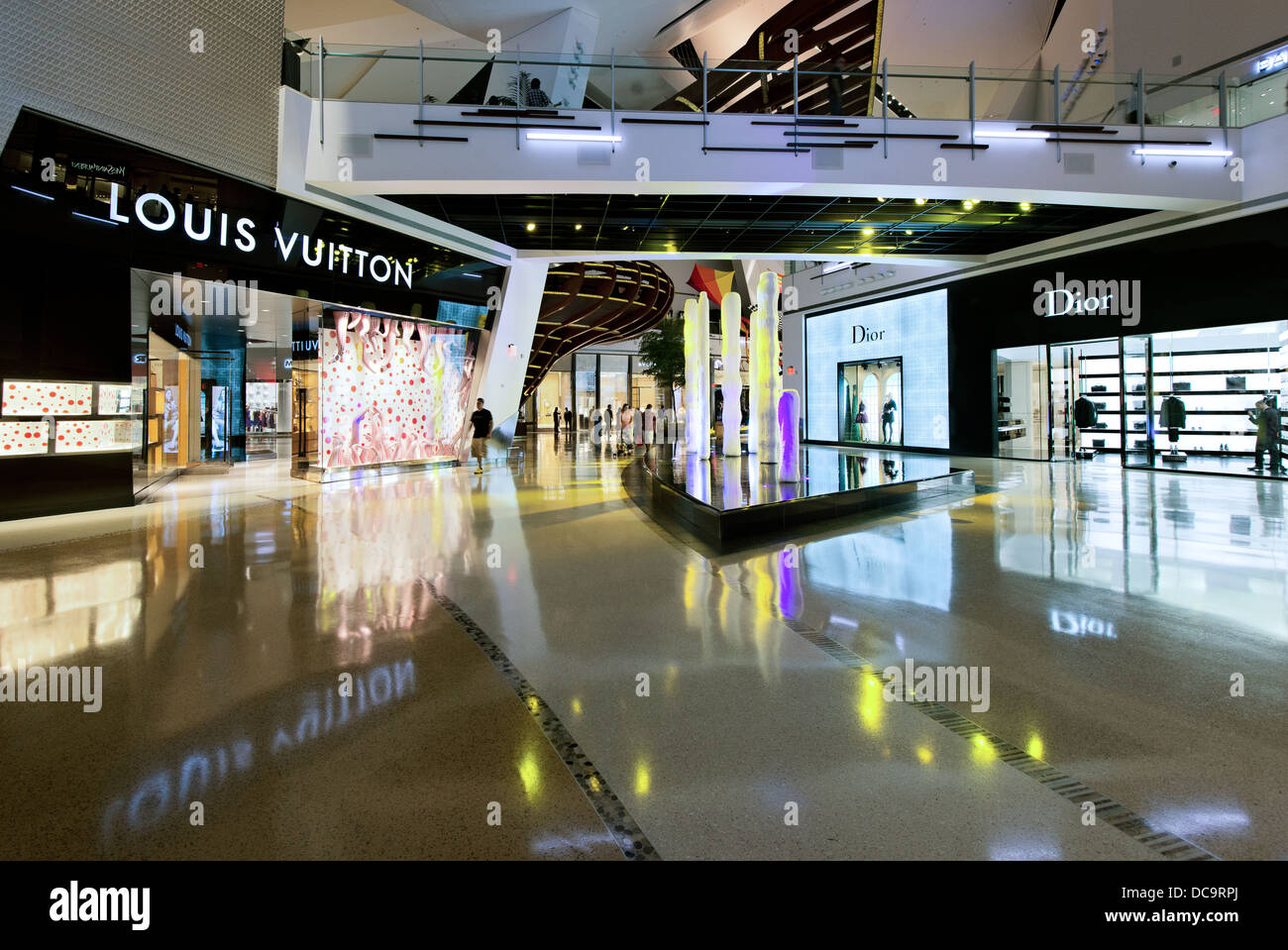 Louis Vuitton und Dior Shops an die Geschäfte im Einkaufszentrum Kristalle, Las Vegas, Nevada Stockfoto