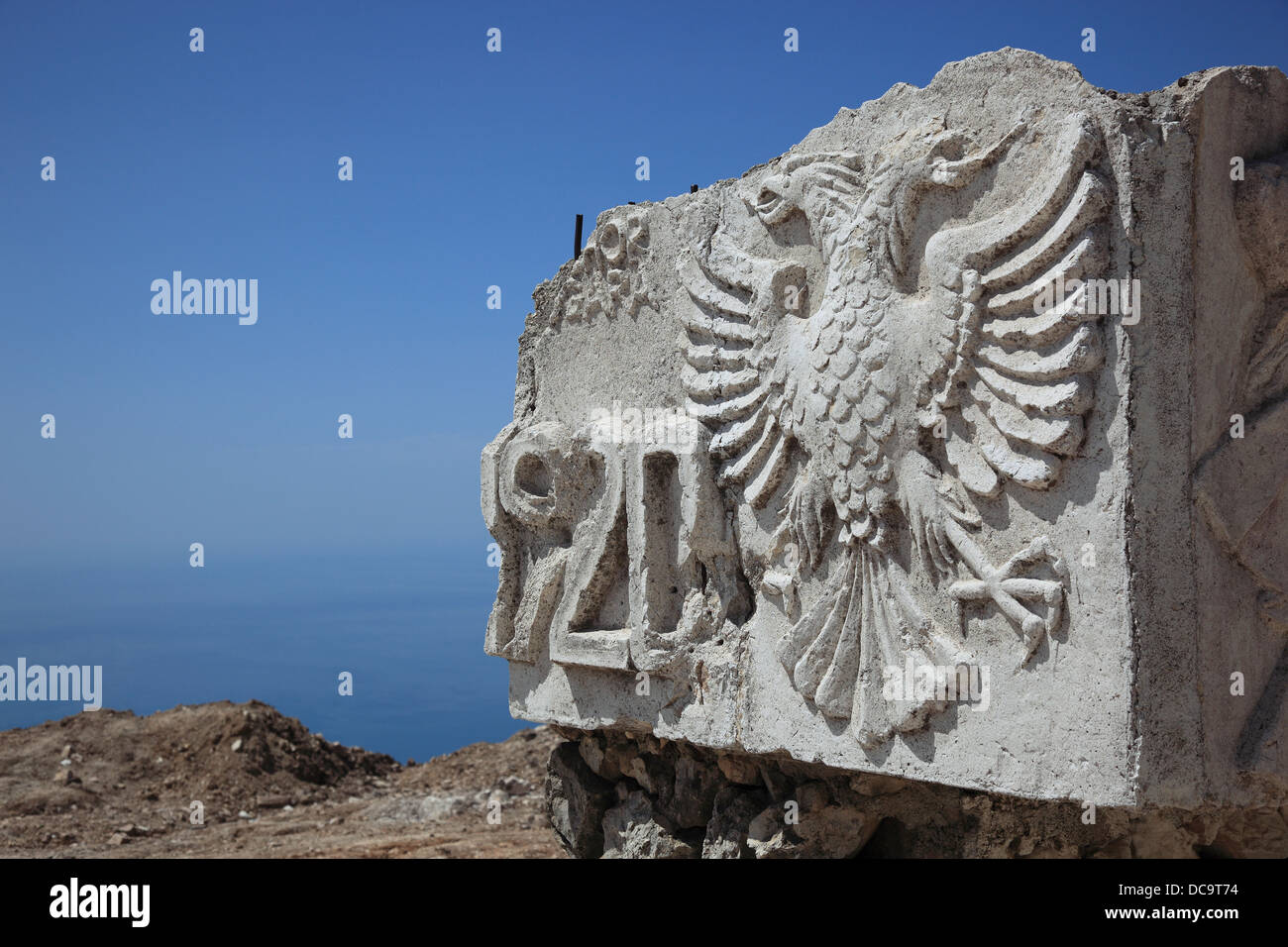 Relief der albanischen Wappen mit dem Adler, die Bucht von Porto Palermo zwischen Qeparo und Himare, Ionisches Meer, südlich von Albanien Stockfoto