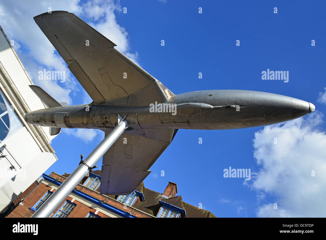 Hawker Hunter Replik Flugzeuge, Crown Square, Woking, Surrey, England, Vereinigtes Königreich Stockfoto