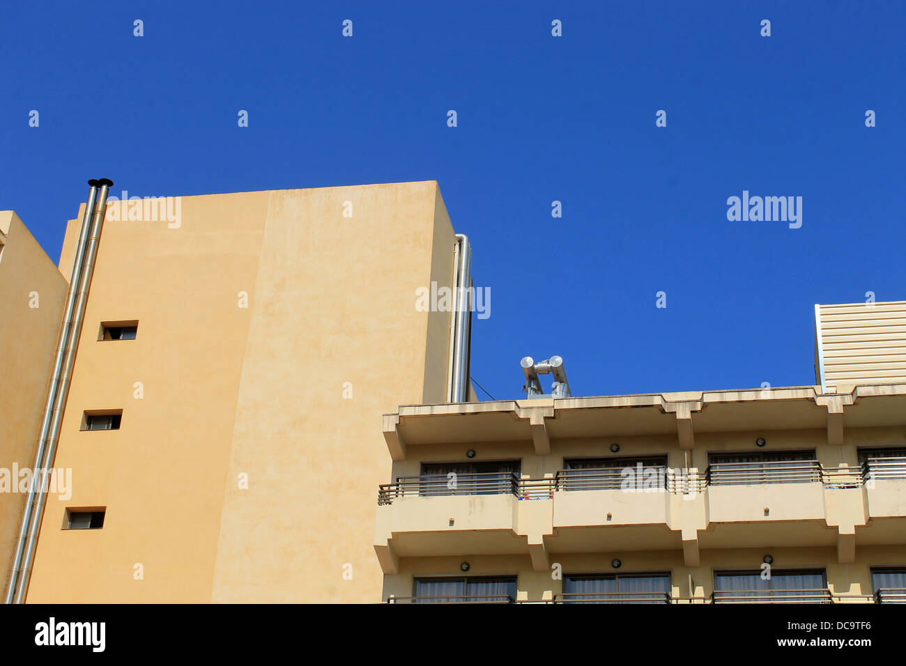 Niedrigen Winkel abstrakten Blick auf moderne Hotelgebäude, Mallorca, Spanien. Stockfoto