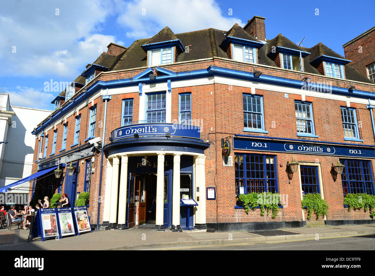 O'Neills Irish Pub, Crown Square, Woking, Surrey, England, Vereinigtes Königreich Stockfoto