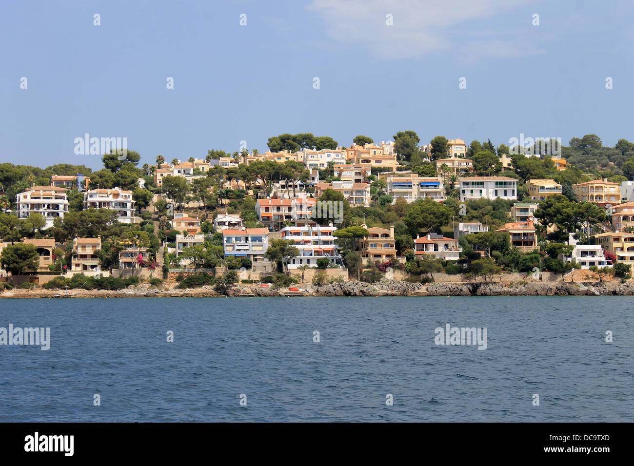 Malerische Aussicht auf Alcudia Stadt am Wasser, Mallorca, Spanien. Stockfoto