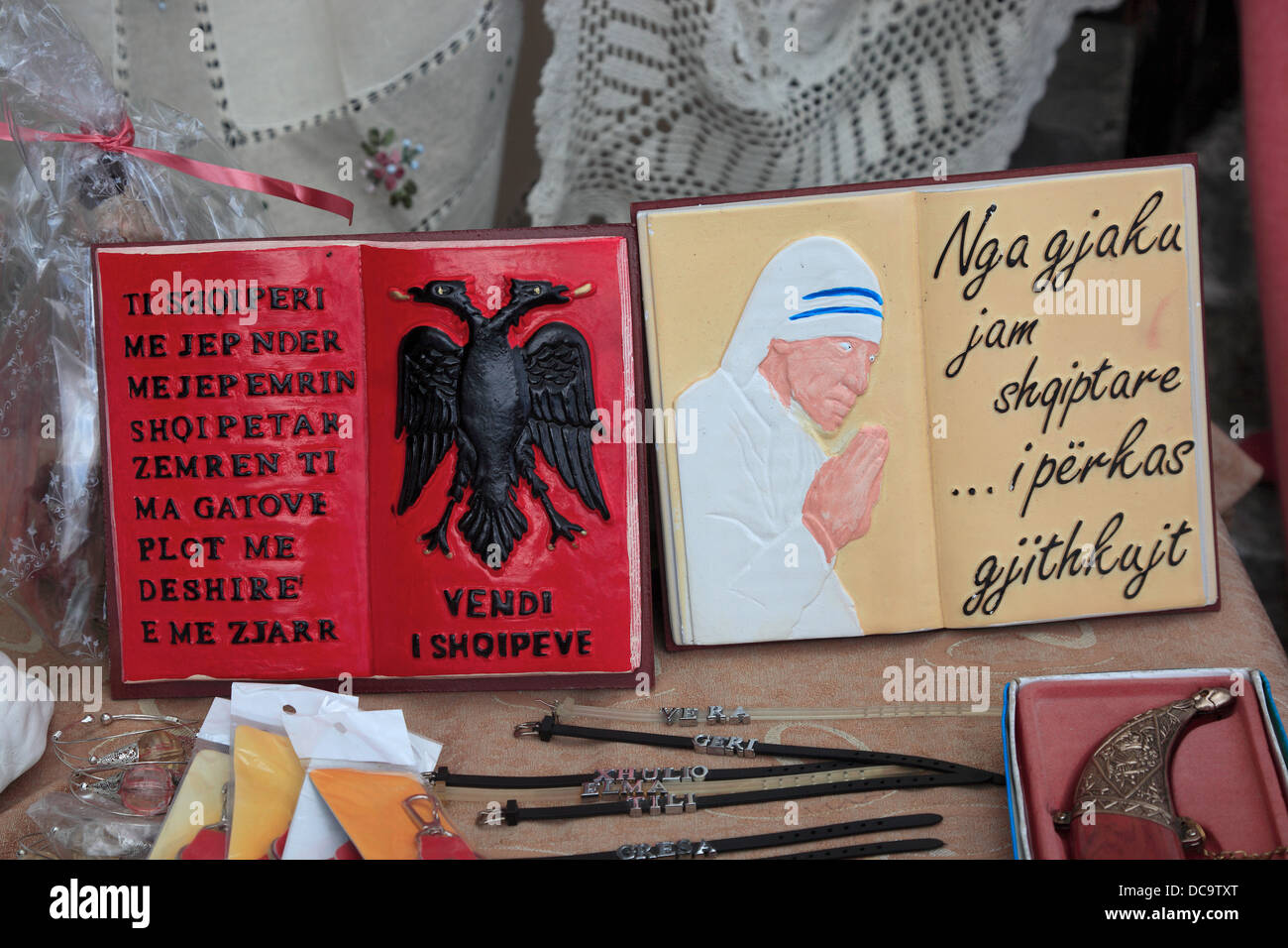 Kruja, Kruje, Albanien, Straße des Museums mit den alten Markt und Souvenirläden, Mutter Theresa, Teresa, der albanische Adler Stockfoto