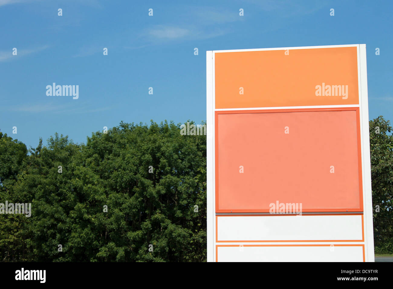 Leere orangefarbenes Schild mit blauem Himmel und Wolkengebilde Hintergrund. Stockfoto