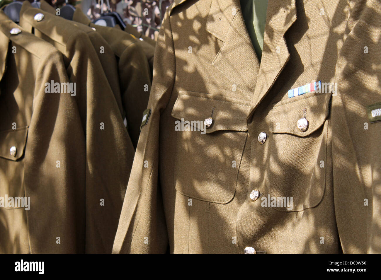 Britische Armee militärische Uniform zum Verkauf am Marktstand. Stockfoto