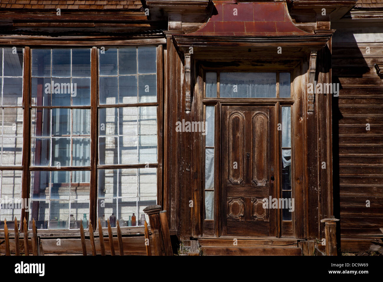 USA, California, Bodie State Historic Park. Veranda-Detail des verlassenen Hauses in Geisterstadt. Stockfoto