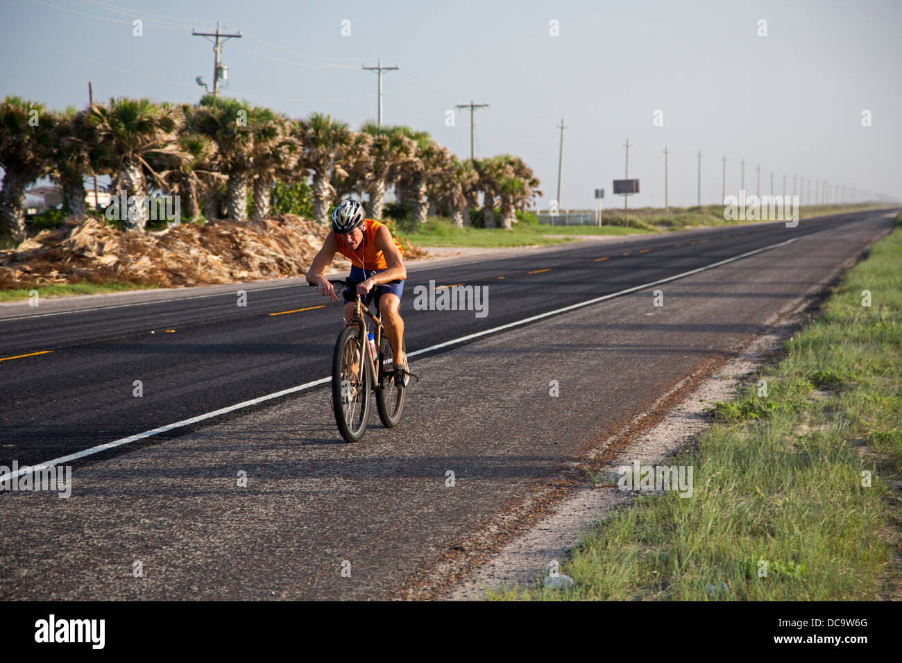 South Padre Island, Texas - ein Radfahrer am frühen Morgen. Stockfoto