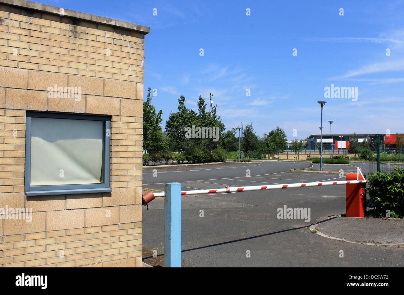Kommerziellen Business-Park Parkplatz mit Schranke im Vordergrund, England. Stockfoto