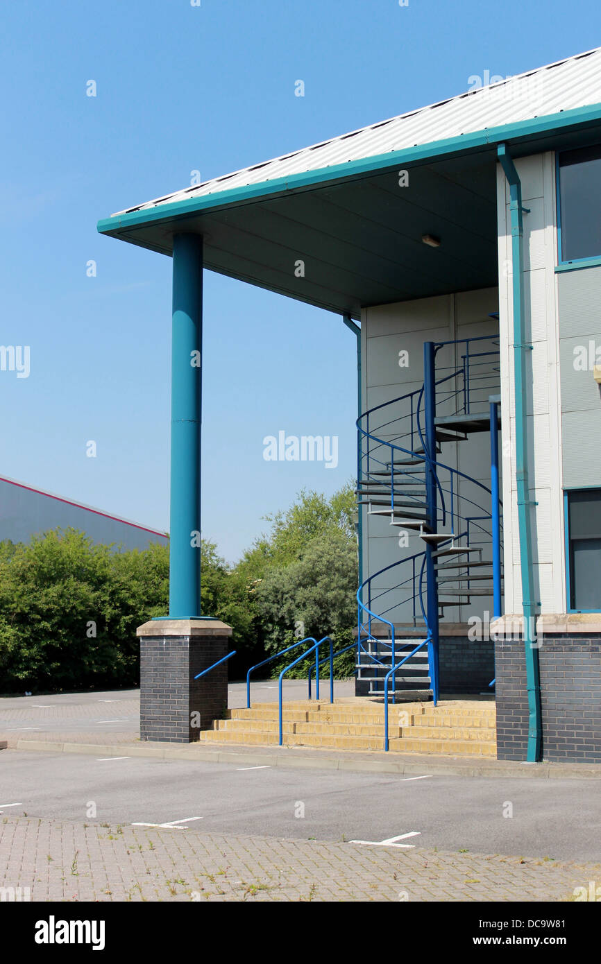 Eingang zum modernen Bürogebäude mit Wendeltreppe. Stockfoto