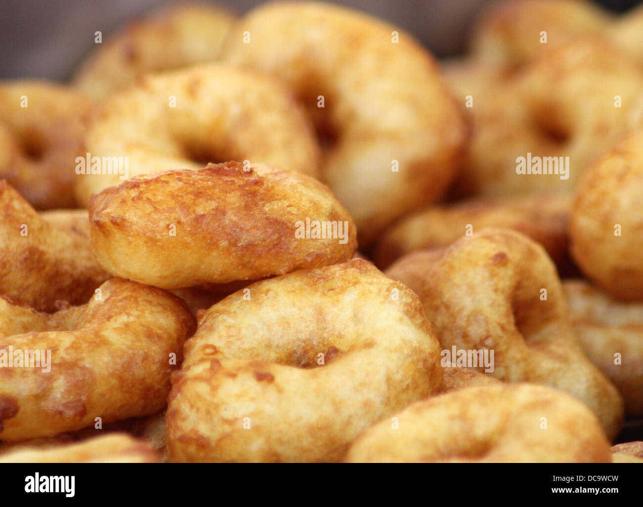 Haufen von frisch zubereiteten Ring Donuts. Stockfoto