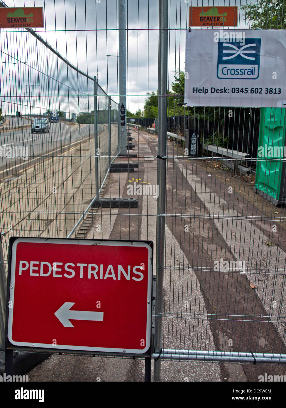 Fußgängerzone Abzweigung Schild am Crossrail Baustelle, East London Stockfoto