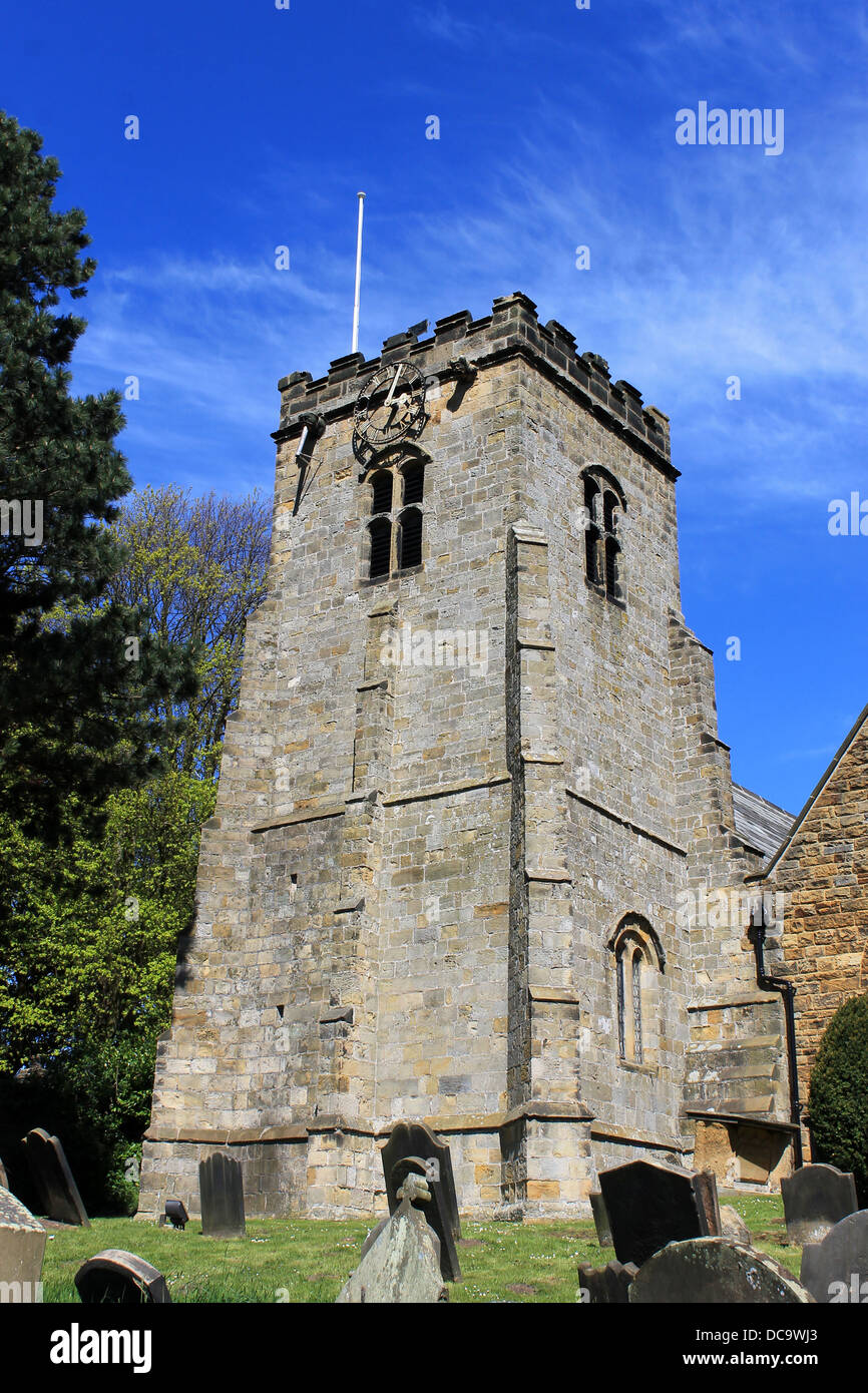 Alte Kirche Uhrturm und Friedhof, Scarborough, England. Stockfoto