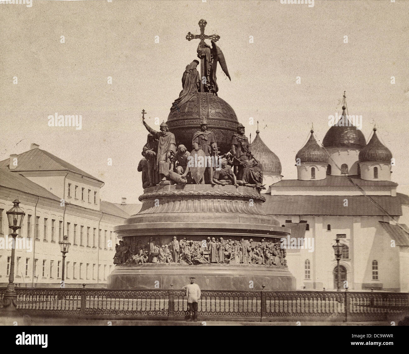 Denkmal für die 1000 Jahrestags des Nowgorod - ein Mann steht vor der Nowgorod 1000. Jahrestag Denkmal, verfügt über eine große Statuengruppe, um 1870 Stockfoto