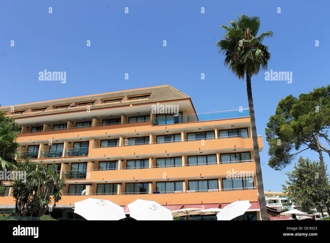 Malerische Aussicht auf spanischen Touristen Hotel und Palm Tree, Mallorca, Spanien. Stockfoto
