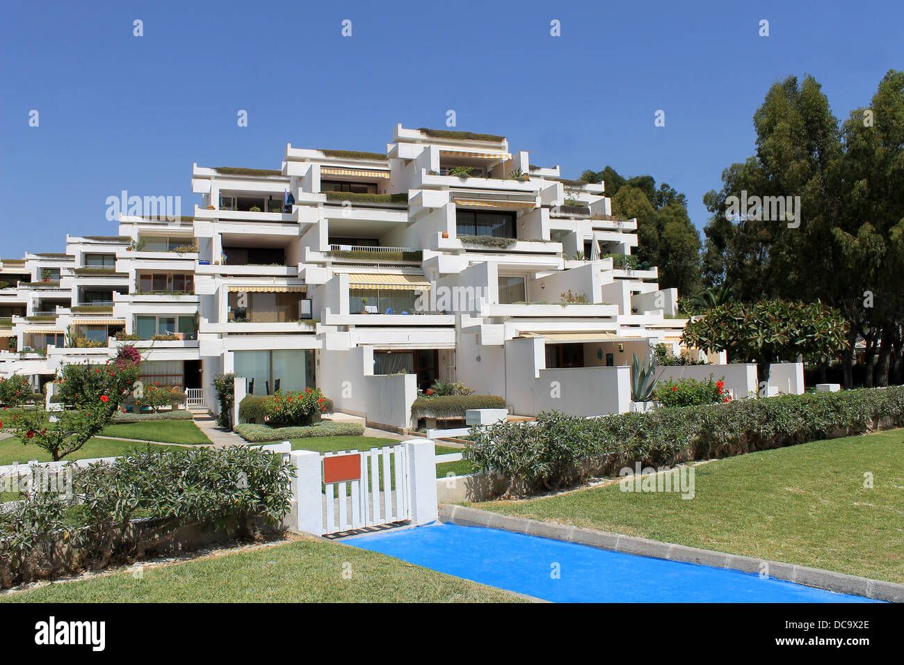 Spanisches Hotelapartment-Komplex mit blauem Himmelshintergrund. Stockfoto