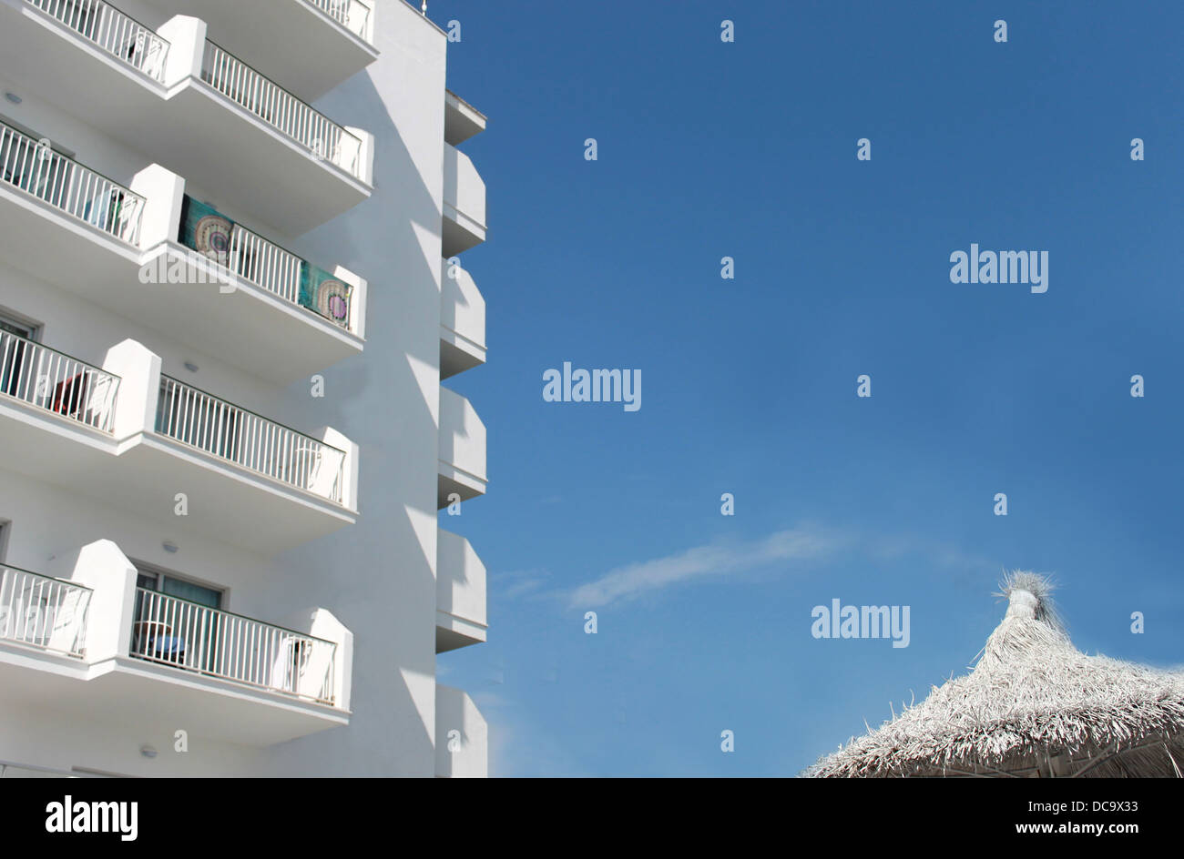 Weiße spanische Touristenhotel und Sonnenschirm, Mallorca, Spanien. Stockfoto