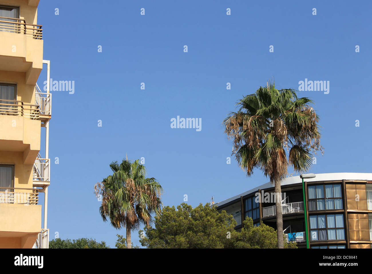 Malerische Aussicht auf spanischen Touristenhotels mit blauen Himmelshintergrund, Mallorca, Spanien. Stockfoto