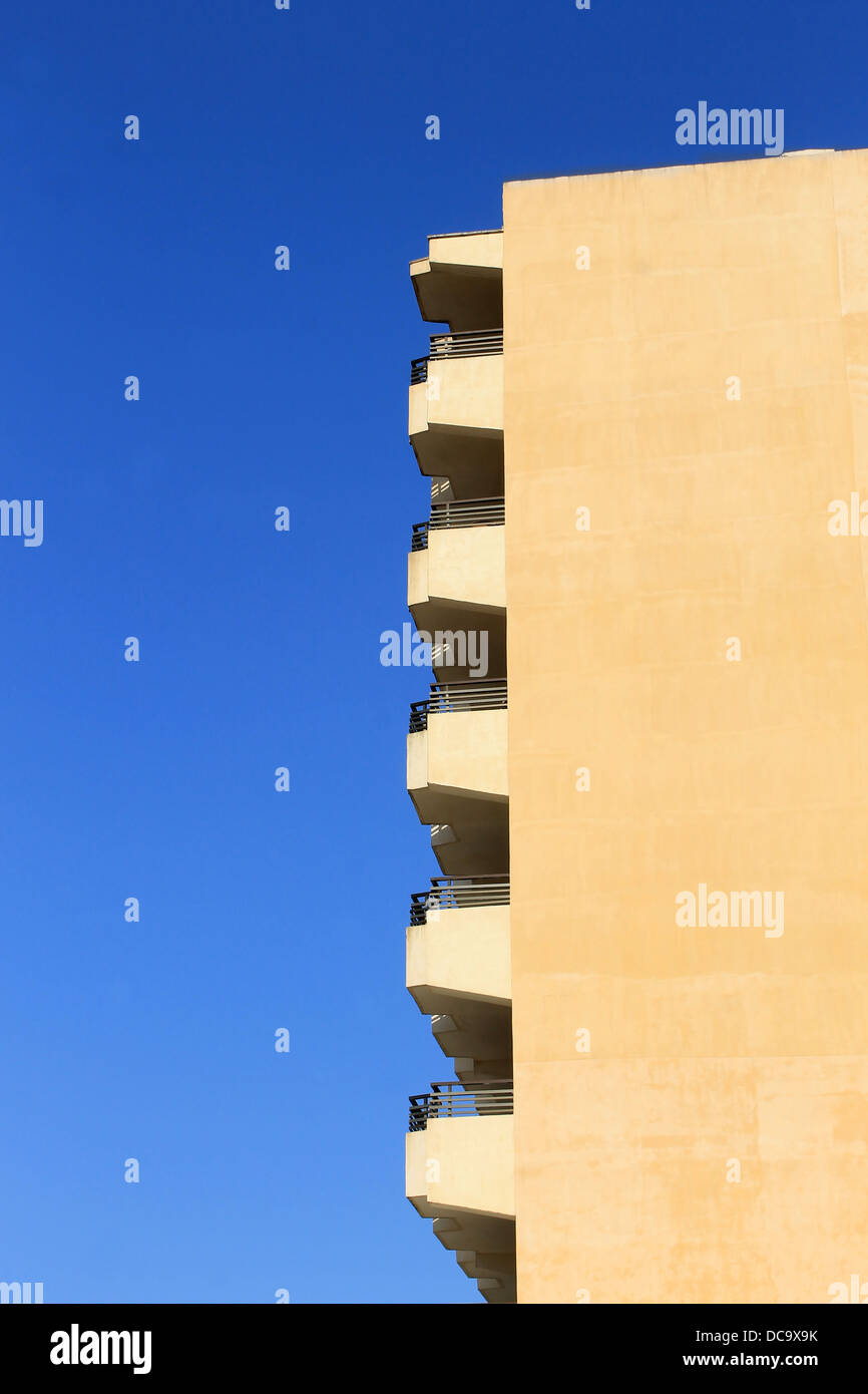 Seitenansicht des touristischen Hotelgebäude mit Textfreiraum, Mallorca, Spanien. Stockfoto