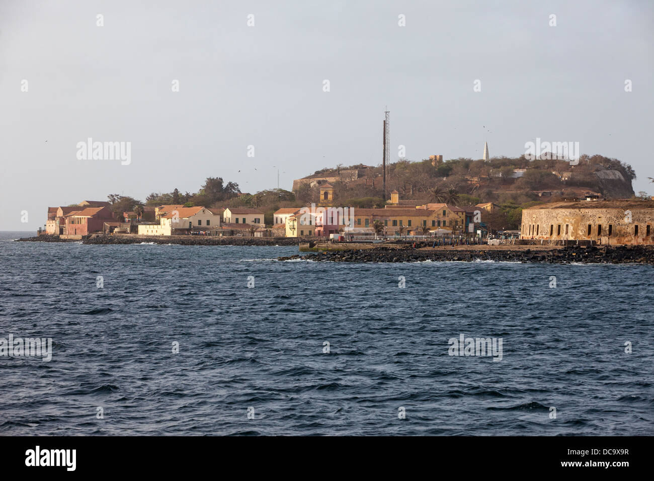 Goree Island, Senegal. Das Runde Gebäude auf der rechten Seite ist die Franzosen errichtet (1850) Fort Estrees, jetzt das Geschichtsmuseum von IFAN Stockfoto