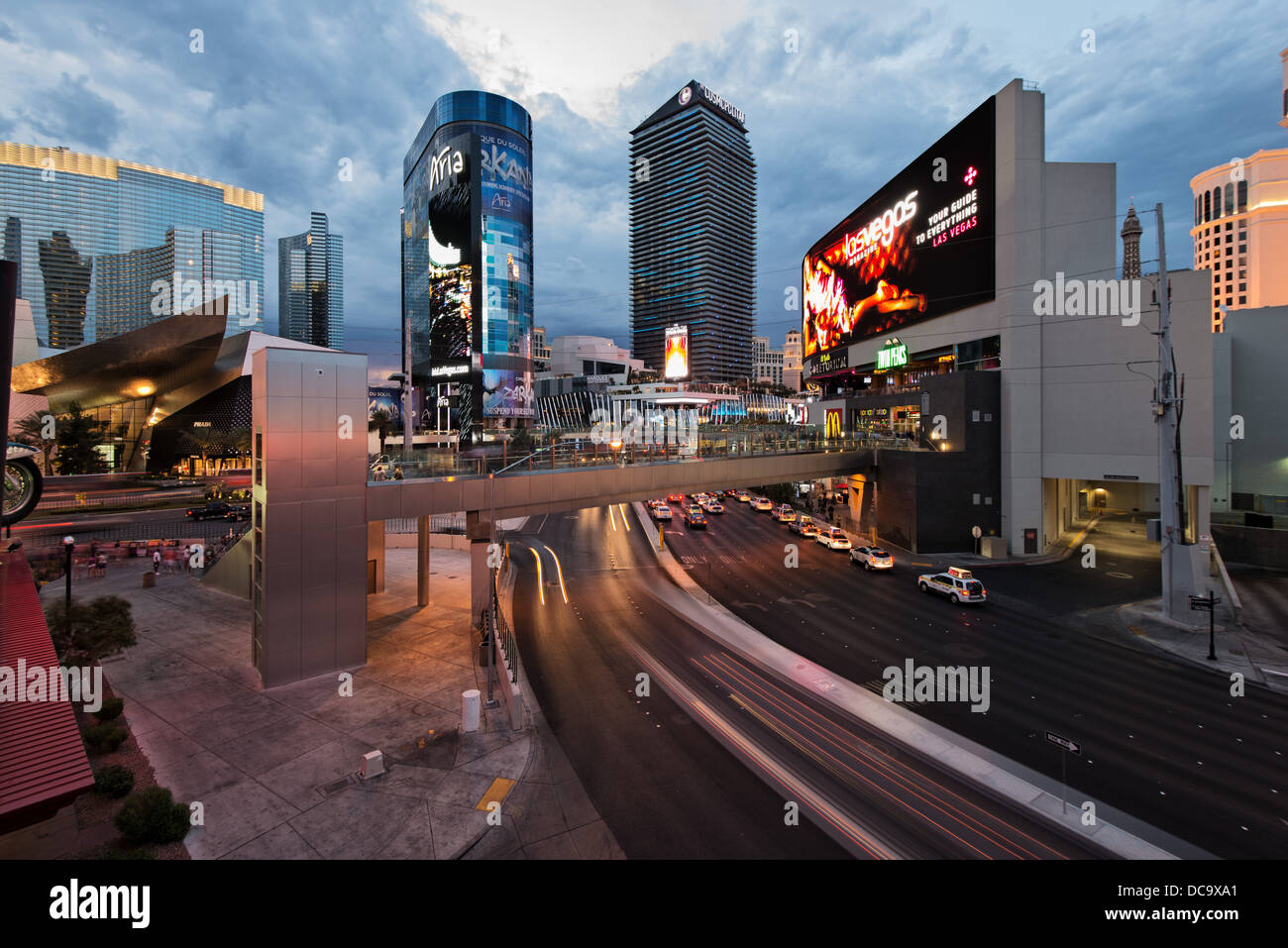 Stadtzentrum und Cosmopolitan Hotel bei Dämmerung, Strip, Las Vegas Stockfoto