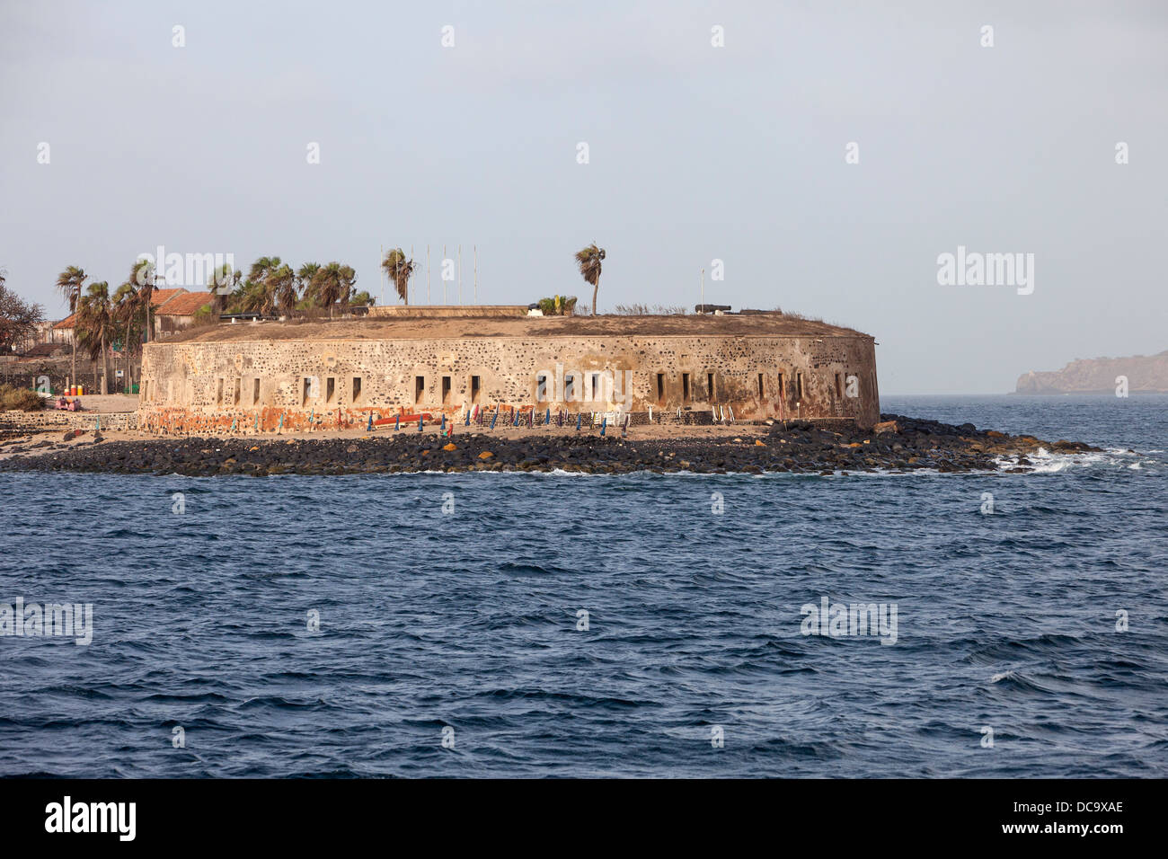Franzosen errichtet (1850) Fort Estrees, jetzt das Geschichtsmuseum IFAN, Goree Island, Senegal. Dakar Festland ganz rechts. Stockfoto