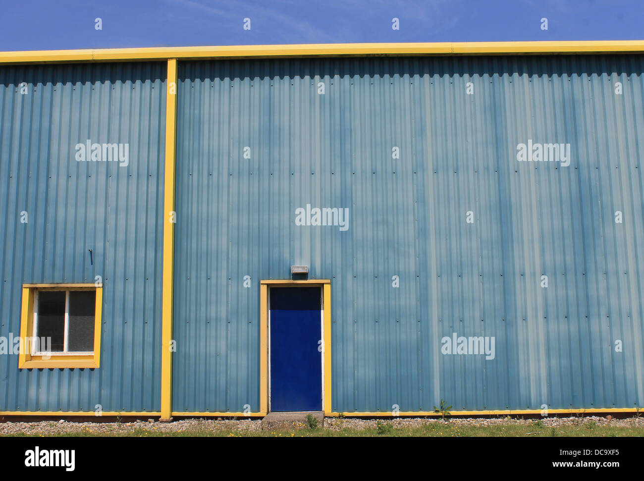 Exterieur des großen modernen gelb und blau Lagergebäude. Stockfoto