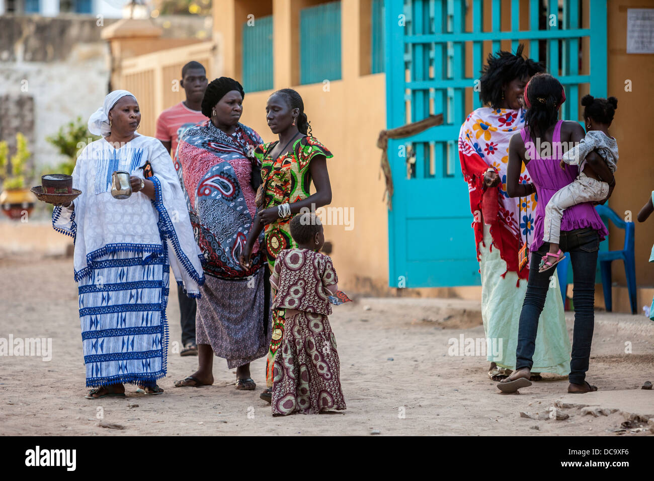 Senegalesischen Frauen in traditionellen und modernen Kleidungsstil, Goree Island, Senegal. Stockfoto
