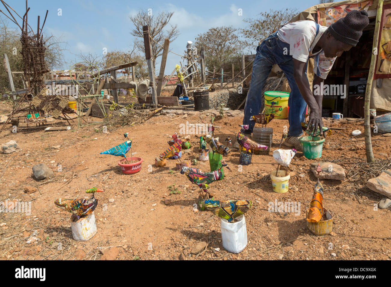 Künstler Amadou Dieng und Vögel aus recycelten Materialien erstellt. Goree Island, Senegal. Stockfoto