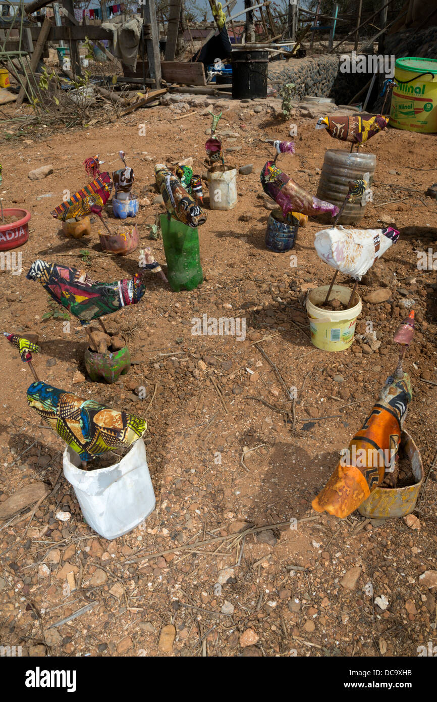 Vögel, die aus recycelten Materialien Künstler Amadou Dieng. Goree Island, Senegal. Stockfoto