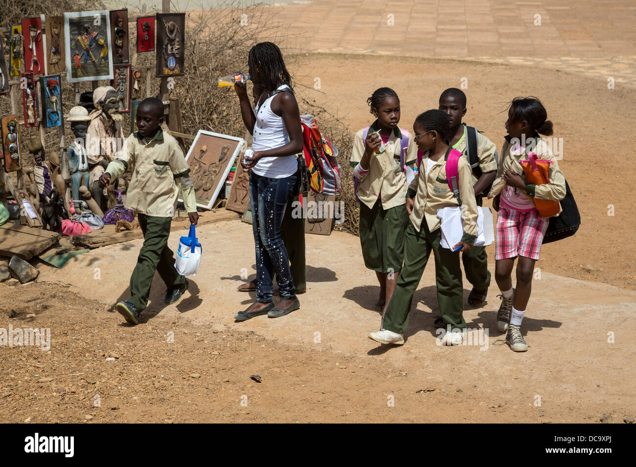 Senegalesen Middle School Studenten Besuch Goree Island, Senegal, Pass eines Künstlers Stand. Stockfoto