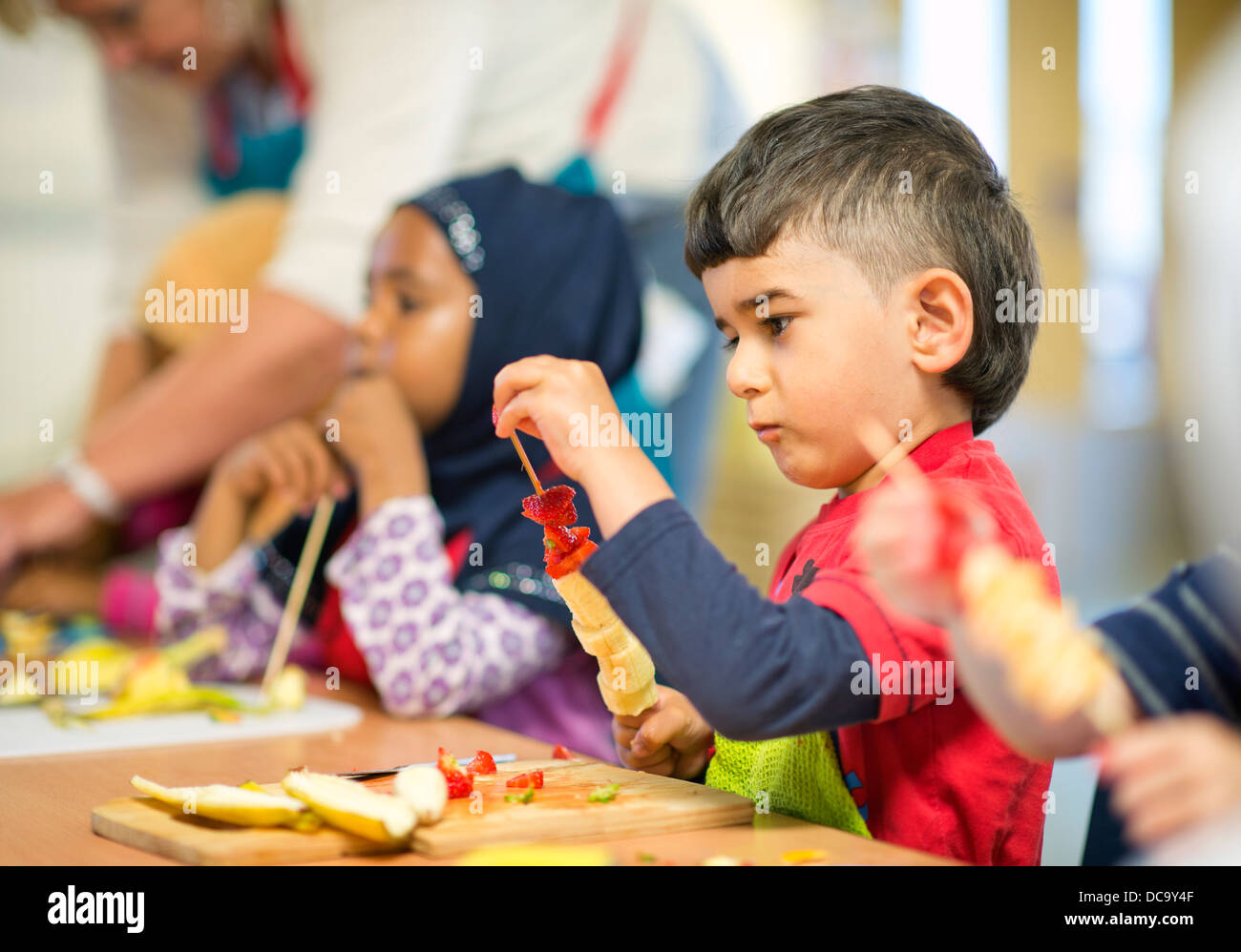 Der Kindergarten St. Pauls und Kinderhaus, Bristol UK - eine gesunde Ernährung-Klasse. Stockfoto