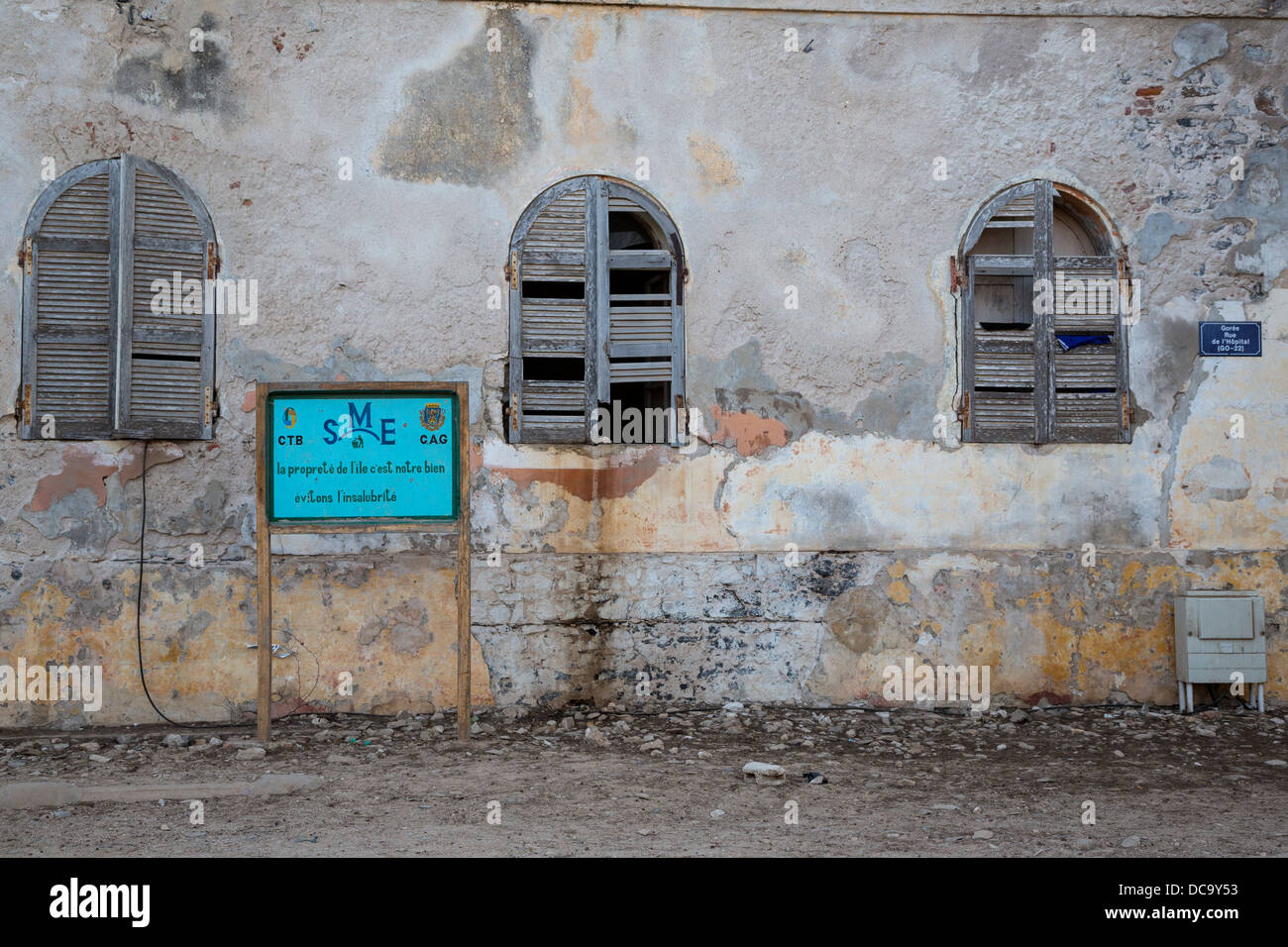 Fenster in den Ruinen der Residenz des ehemaligen französischen Gouverneur, Goree Island, Senegal. Stockfoto