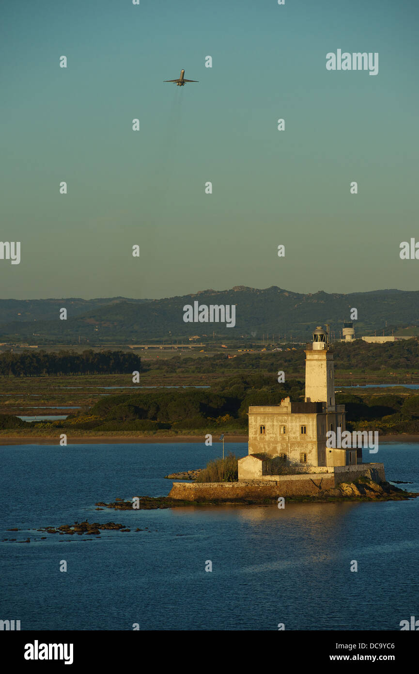 Nähert sich der Hafen von Olbia mit der Fähre. Leuchtturm von Olbia mit dem Flugzeug vom Flughafen von Olbia Stockfoto