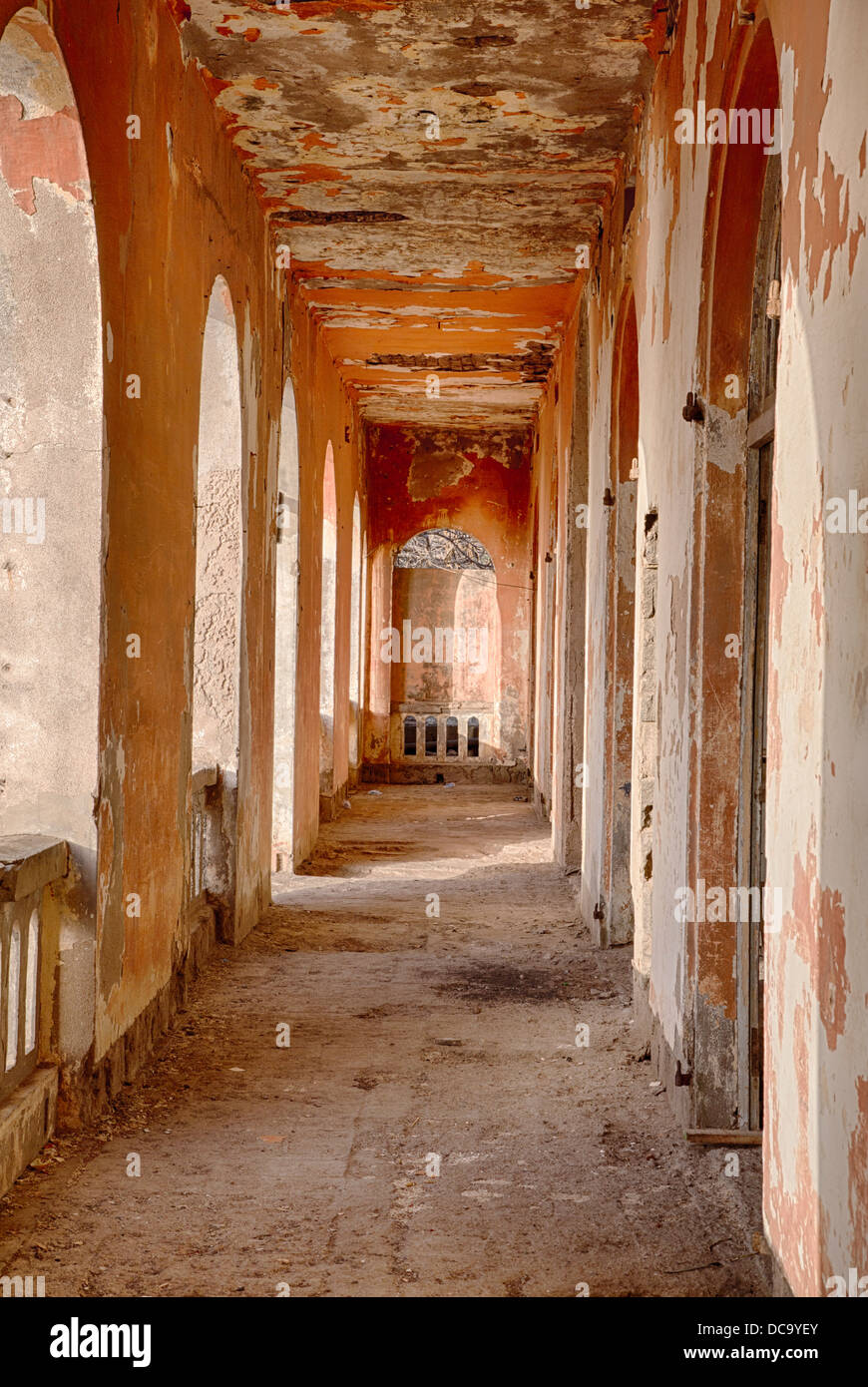 Korridor entlang der Büros der ehemaligen französischen kolonialen Gouverneur Headquarters, Goree Island, Senegal. Stockfoto