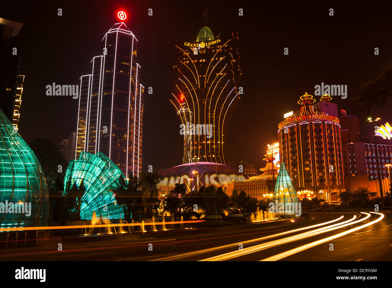 Nachtansicht des Casino Grand Lisboa in Macao, China. Stockfoto