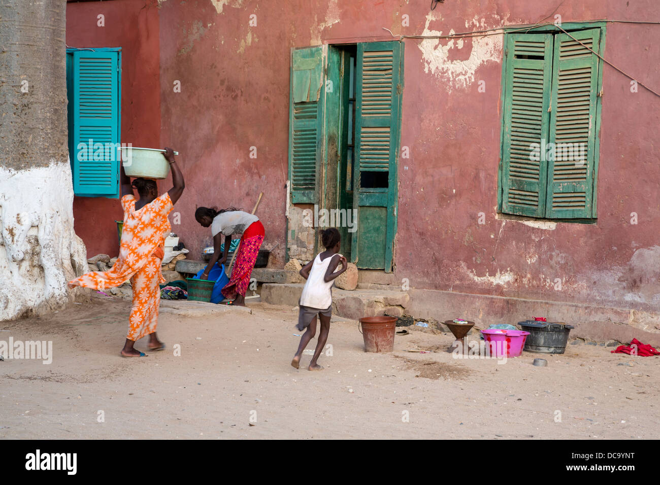 Frau Wassertragen in Haus, Goree Island, Senegal. Stockfoto